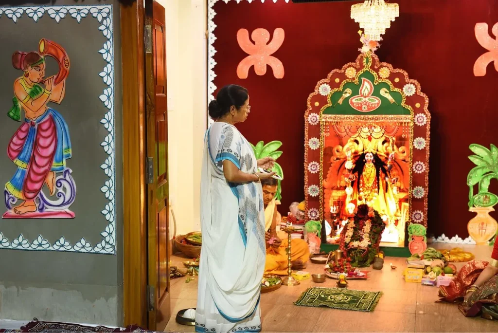 mamata banerjee in calcutta kali mandir