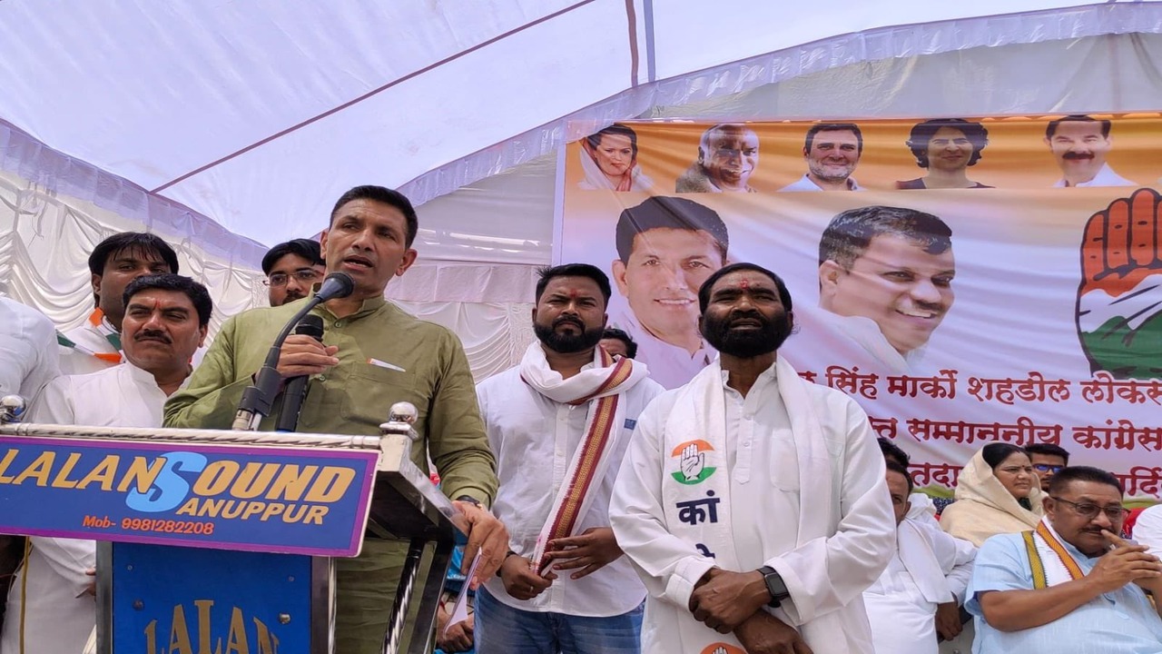 Jitu Patwari giving speech at the nomination rally of Congress candidate Phundelal Singh Marco held in Anuppur.