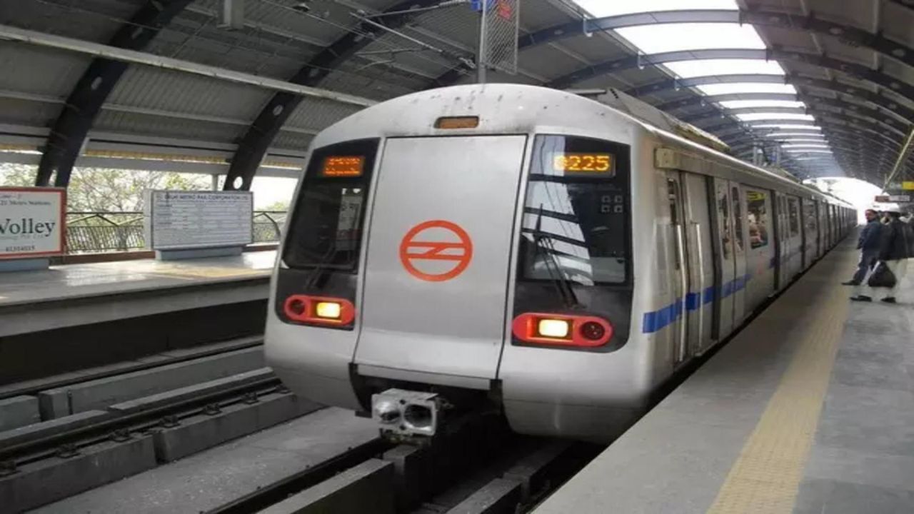 Delhi Metro on Holi