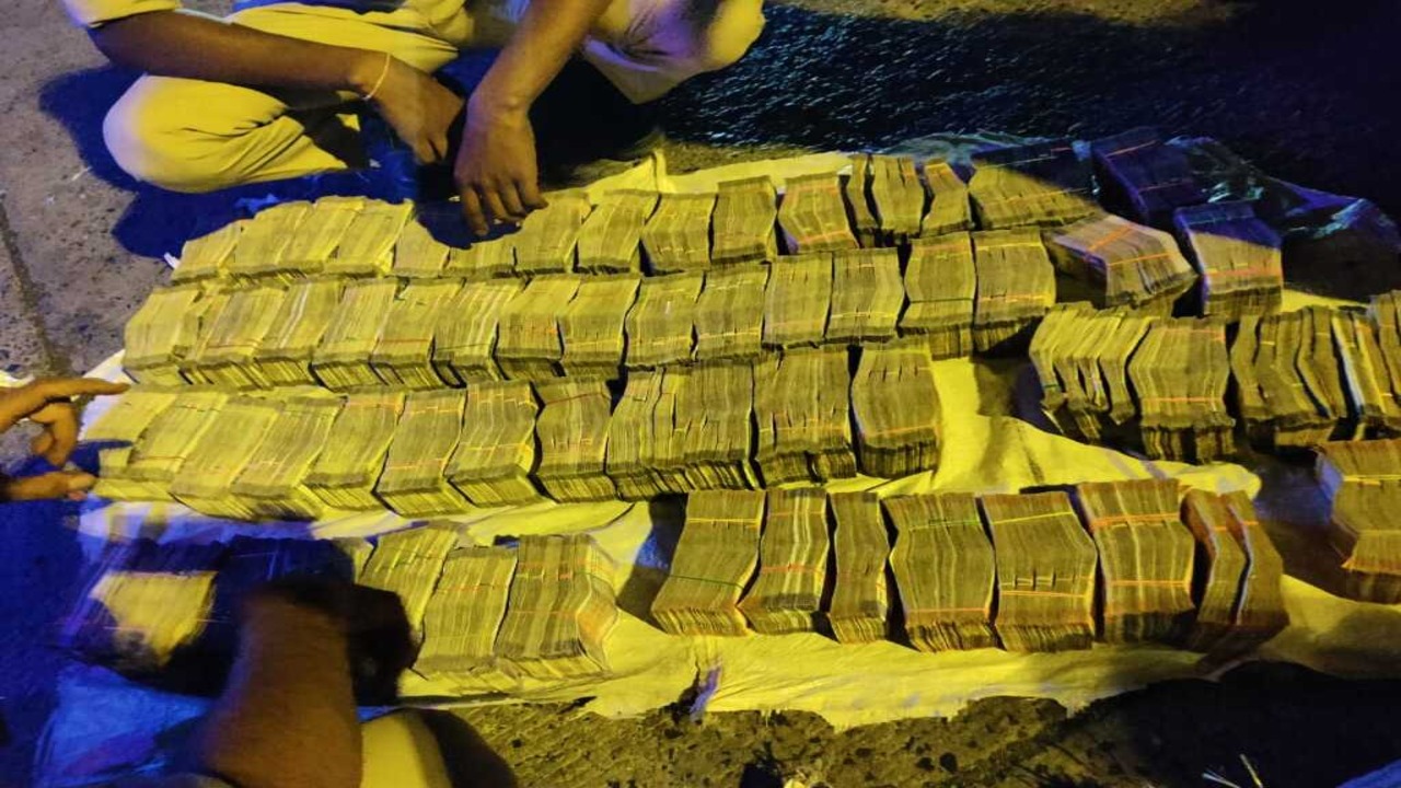 pitol barrier, Rs 1 crore 28 lakh unclaimed cash and 22 kg silver worth Rs 17 lakh were seized.