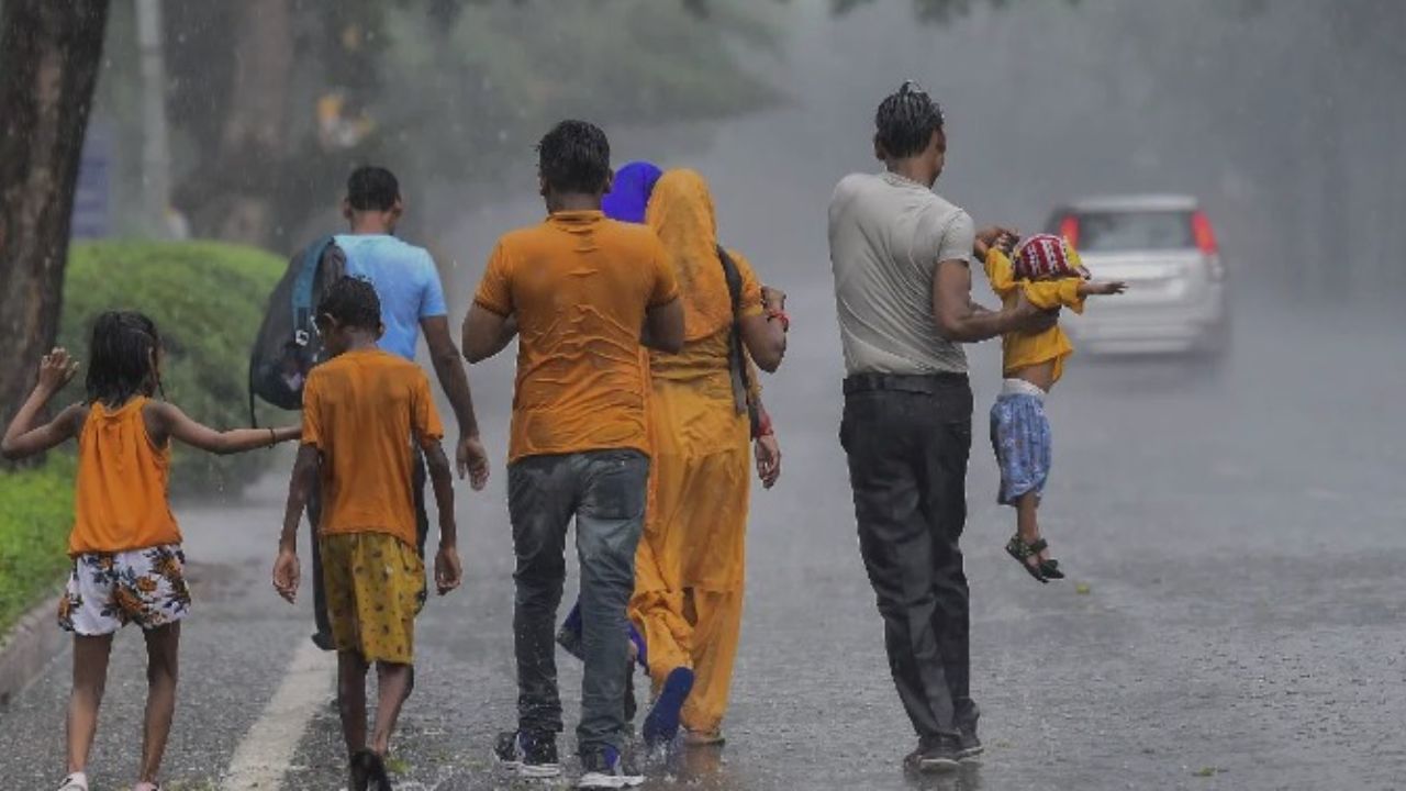 दिल्ली-NCR में मौसम हुआ सुहाना, तेज हवा और बारिश के बाद भीषण गर्मी से मिली राहत