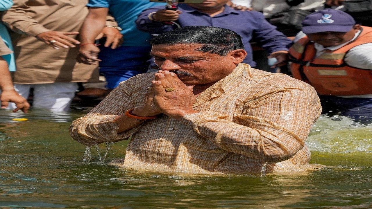 MP News: CM मोहन यादव ने शिप्रा नदी में लगाई डुबकी, बोले- ‘उज्जैन के लोगों को मिल रहा शिप्रा का पानी’
