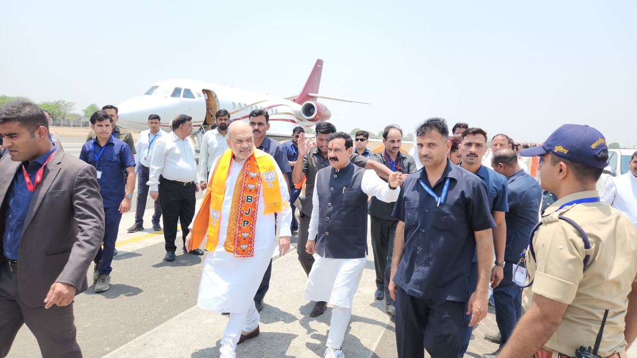 MP News: दतिया पहुंचे गृहमंत्री अमित शाह, नरोत्तम मिश्रा ने किया स्वागत, हेलीकॉप्टर से ललितपुर के लिए हुए रवाना