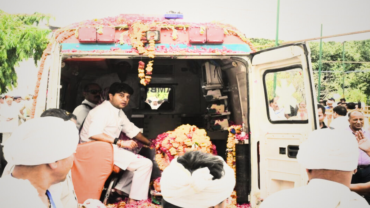 Jyotiraditya Scindia's mother Madhavi Raje's mortal remains reached Gwalior.