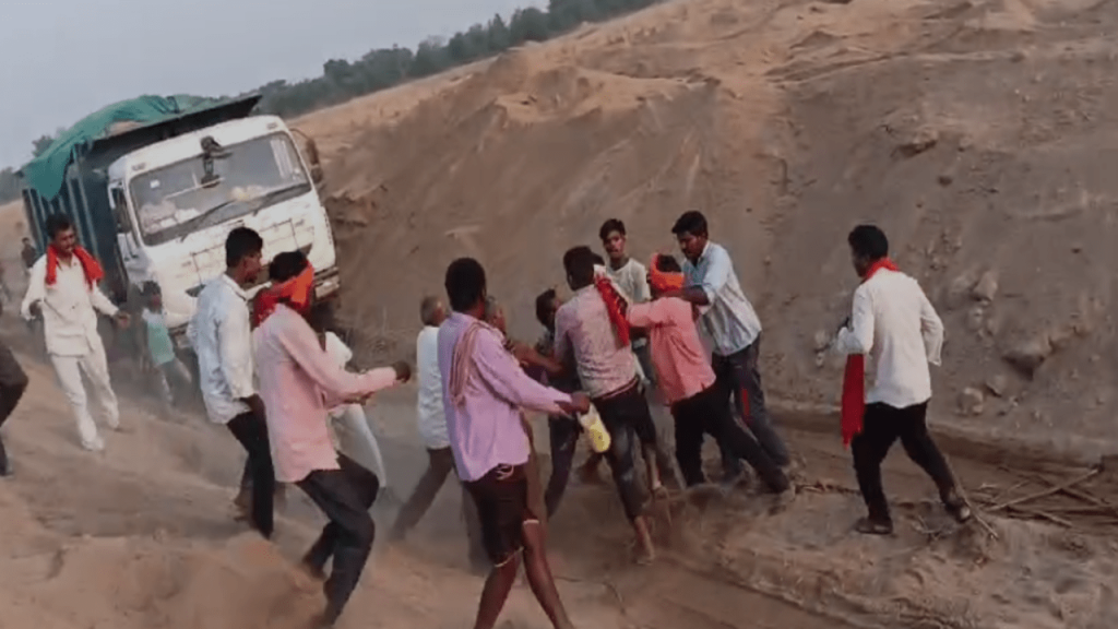 There was a clash between villagers in a Hathkhoj mine.