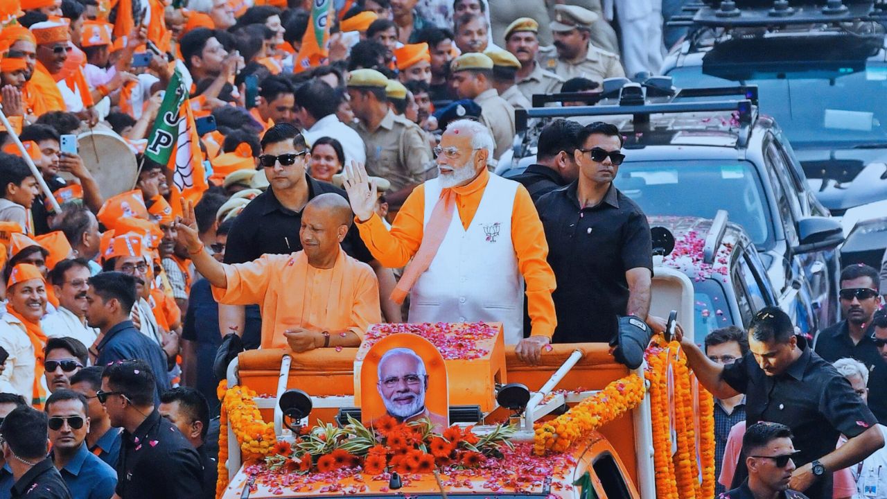 PM Modi In Varanasi: वाराणसी में पीएम का भव्य रोड शो, लोगों ने बरसाए फूल, ‘हमार काशी, हमार मोदी’ के पोस्टर से पटे रास्ते