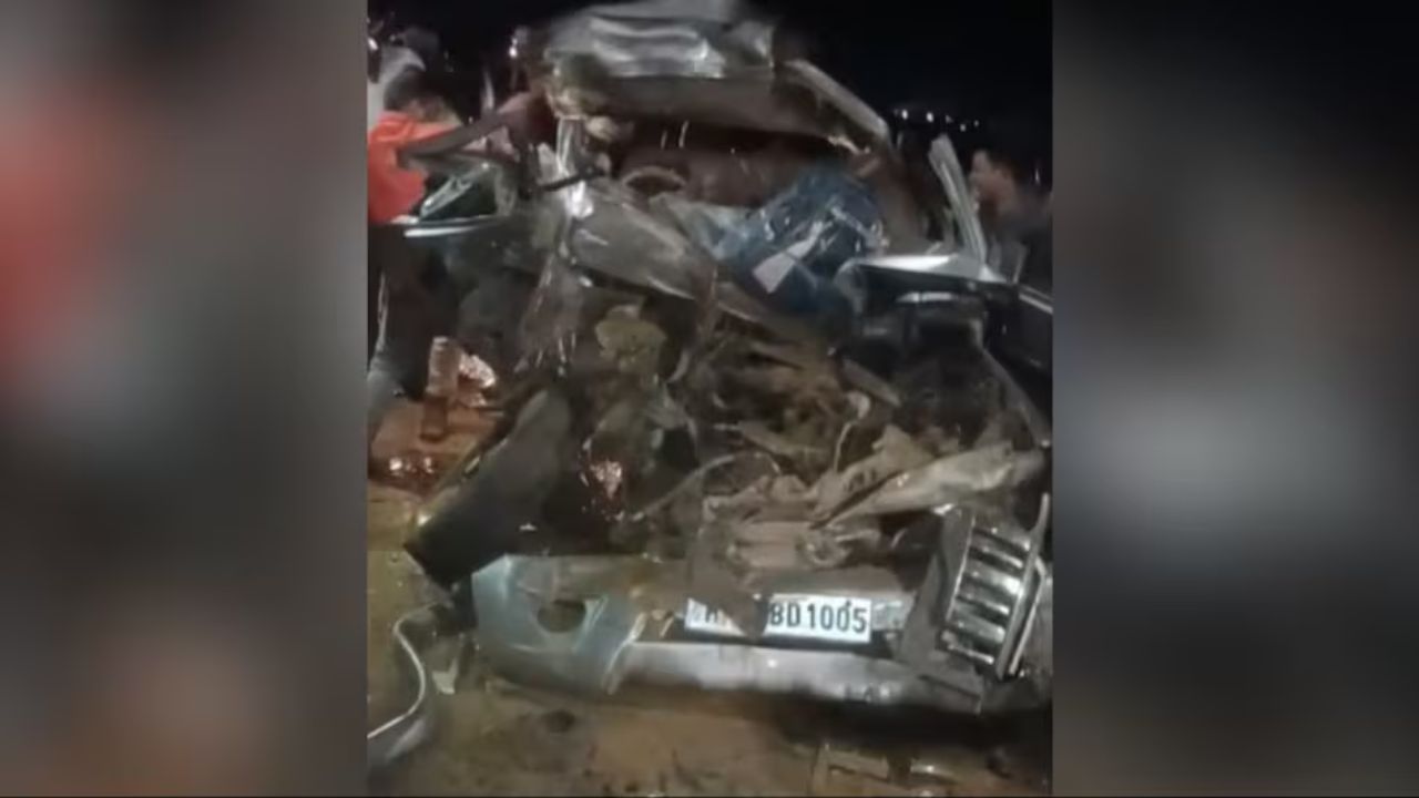 MP News: इंदौर में भीषण सड़क हादसा, डंपर में घुसी कार, 8 लोगों की हुई मौत