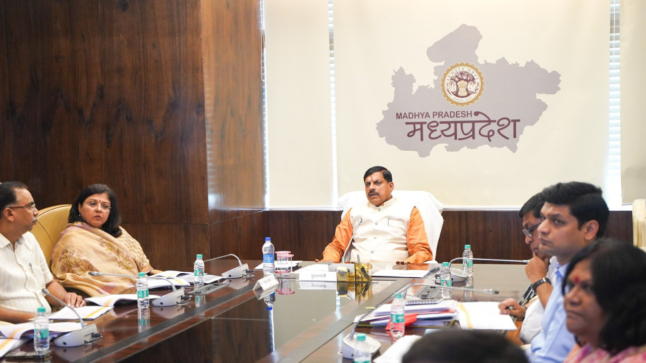 Chief Minister Dr. Mohan Yadav today discussed with senior officials in the ministry regarding drinking water management in rural and urban areas.