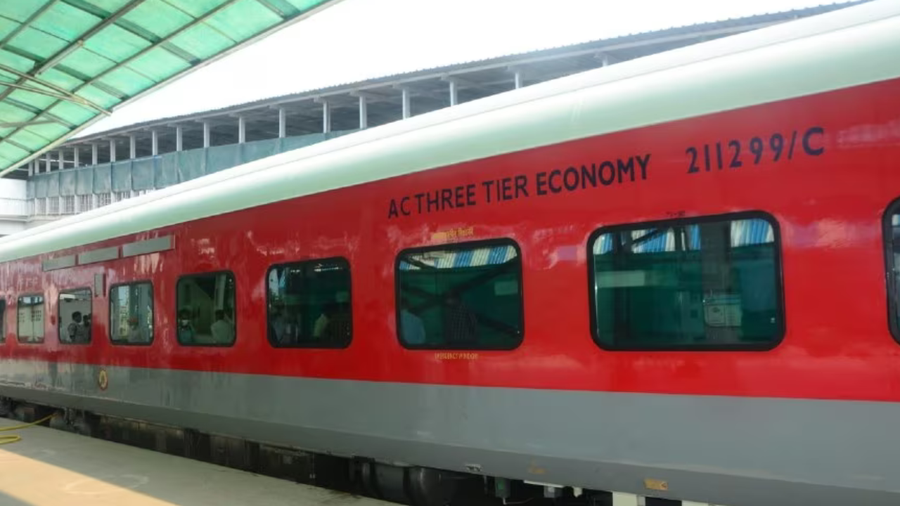 Chhattisgarh: बिलासपुर डिवीजन से चलने वाली 10 ट्रेनों के 20 पार्सल बोगी को लीज में देने की तैयारी, 19 जुलाई को होगी नीलामी