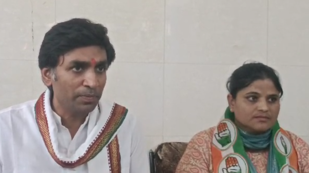 Lok Sabha election candidate Sumitra Meda, a senior leader of the tribal organization JAIS and a grassroots level JAIS leader, on Tuesday left JAIS and joined the Congress and extended her support to Congress candidate Kantilal Bhuria.