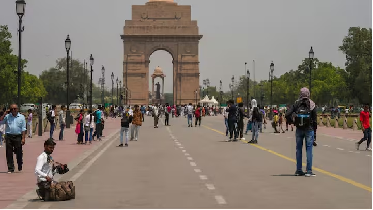 Delhi Weather Update: दिल्ली में तापमान का टॉर्चर, गर्म हवाओं के साथ 44 के पार जायेगा पारा
