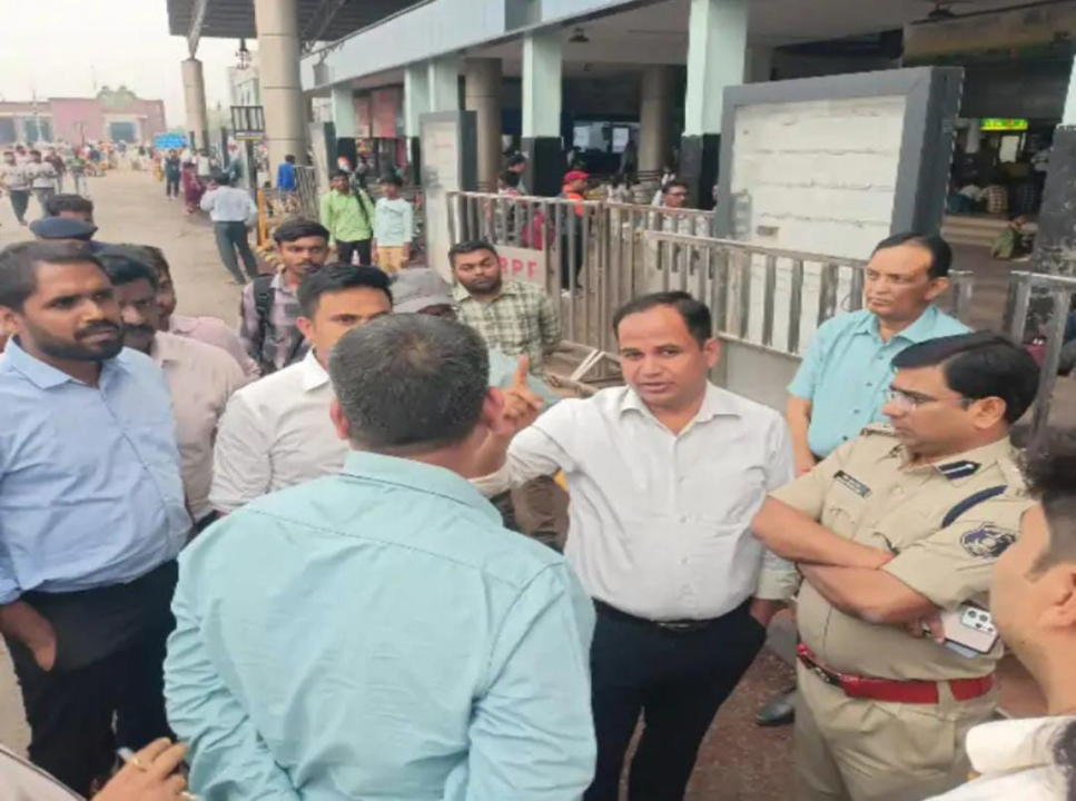 Chhattisgarh News: रायपुर रेलवे स्टेशन की नो-पार्किंग में खड़ी गाड़ियों पर नहीं लगेगा लॉक, रेलवे परिसर में नए पुलिस बूथ का भी होगा निर्माण