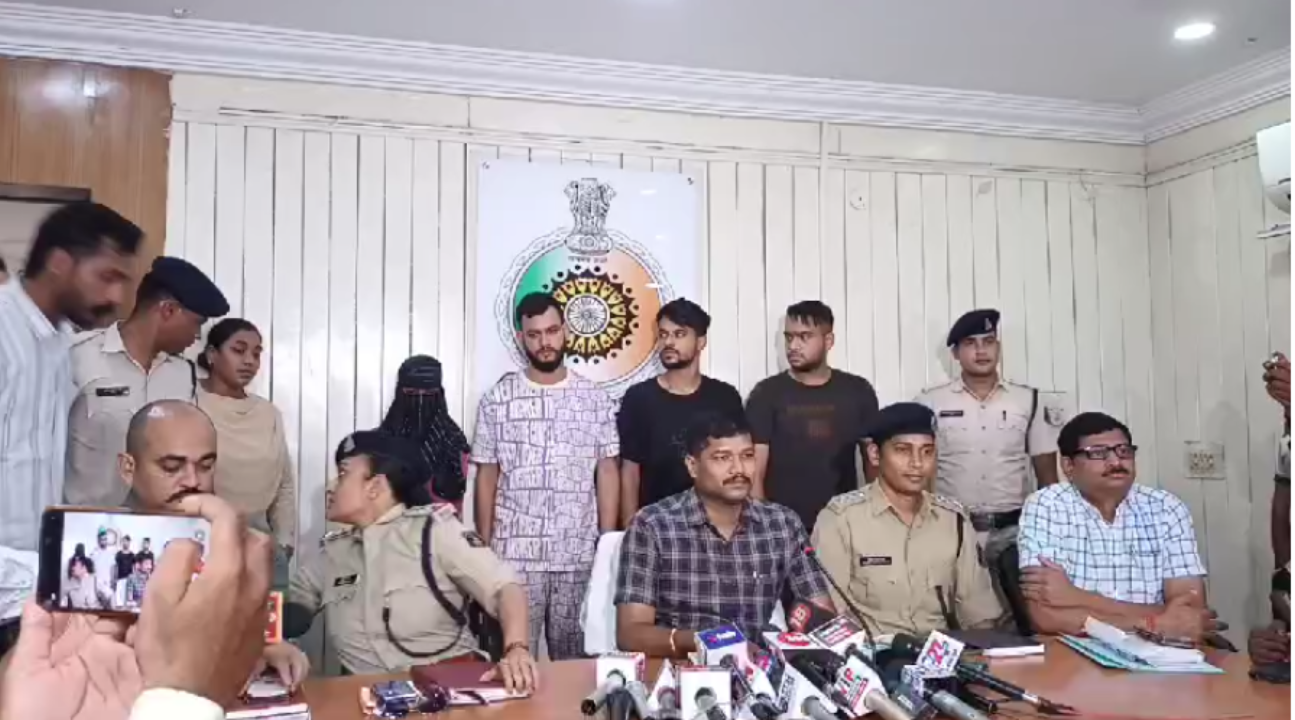 Chhattisgarh News: रायपुर में ड्रग्स की सप्लाई करने वाले 5 तस्कर गिरफ्तार, दिल्ली से लाकर ड्रग्स की करते थे सप्लाई