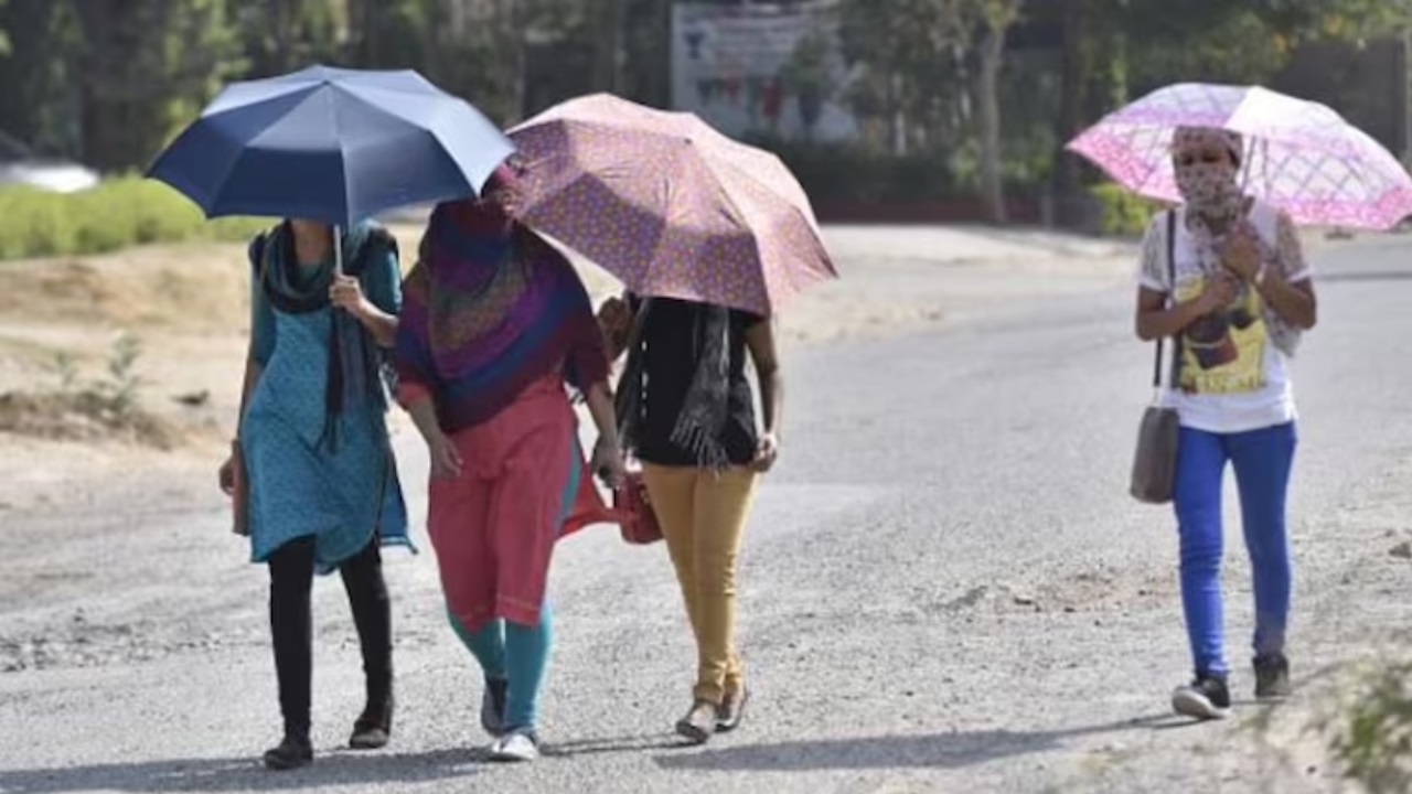 Weather Update: भीषण गर्मी से दिल्ली वालों को जल्द मिलेगी राहत, IMD ने जताई बारिश की संभावना, जानें यूपी-छत्तीसगढ़ का हाल