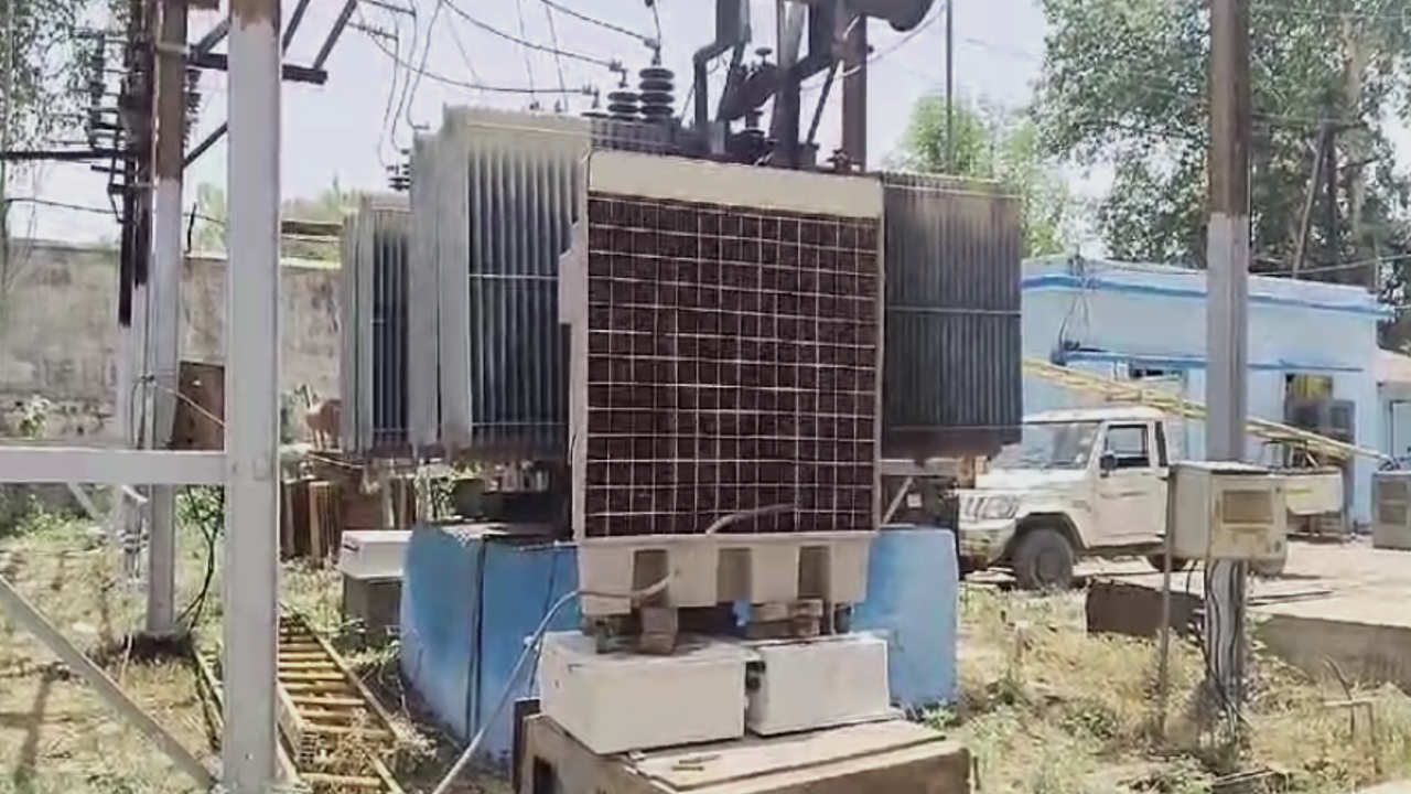 The electricity department has taken a big step in the scorching heat. Efforts are being made to protect the large transformers installed at many chalk intersections and 33/11 KV substations of Gwalior from the cold air of the cooler.