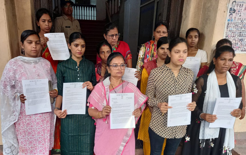 Mahila Congress in Indore has given a memorandum to the Divisional Commissioner demanding strict action against the bullies.