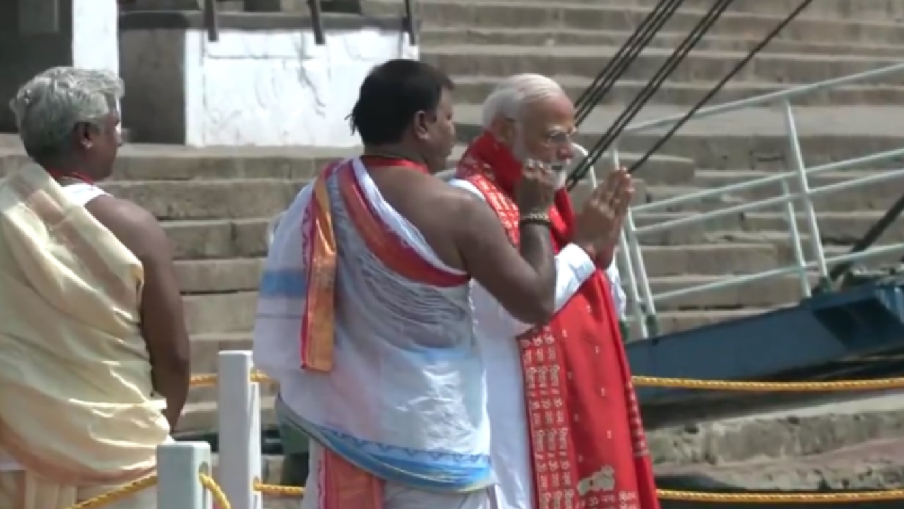 Varanasi: दशाश्वमेध घाट पर PM Modi ने की पूजा-अर्चना, क्रूज पर हुए सवार, सामने आए प्रस्तावकों के नाम