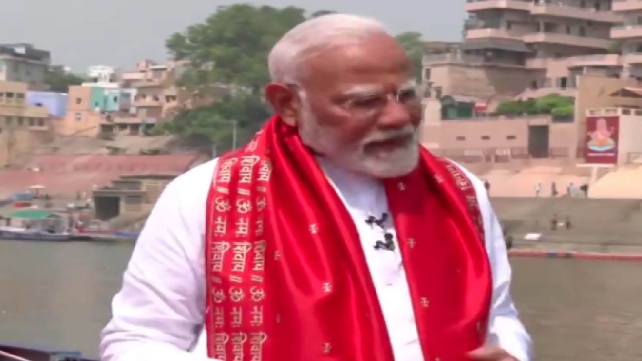 Varanasi: नामांकन से पहले भावुक हुए PM Modi, बताया काशी विश्वनाथ मंदिर को लेकर हमेशा क्या पूछती थीं उनकी मां