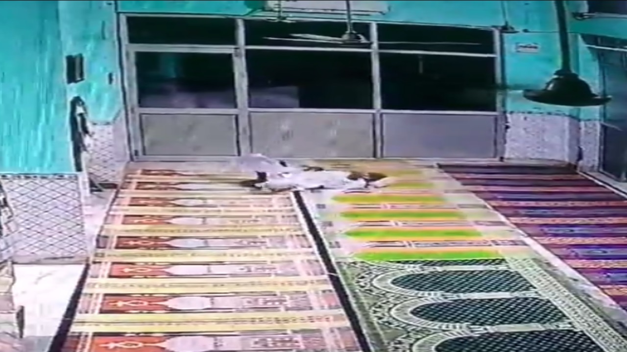 Video: गाजियाबाद में नमाज के दौरान अचानक गिरा आर्मी से रिटायर्ड बुजुर्ग, हार्ट अटैक से हुई मौत