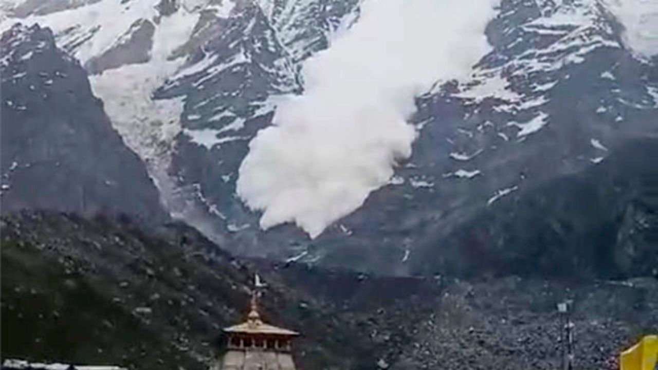 Kedarnath Avalanche: केदारनाथ में एक बार फिर आया एवलांच, अचानक पहाड़ से टूटकर गिरने लगा ग्लेशियर
