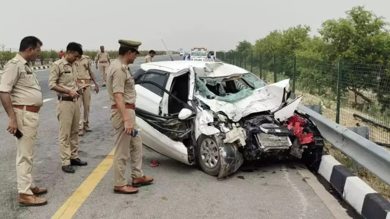 Bolero-car collision on Agra Lucknow Expressway, accident