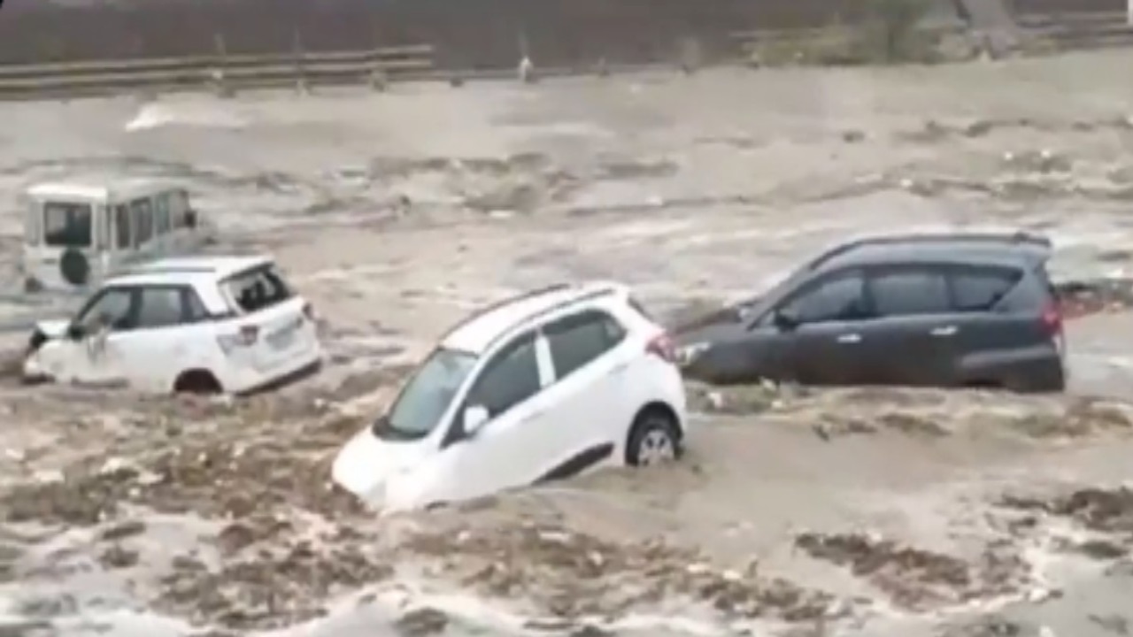 उत्तराखंड में भारी बारिश का अलर्ट, गंगा नदी में बहती दिखीं दर्जनों गाड़ियां, Video