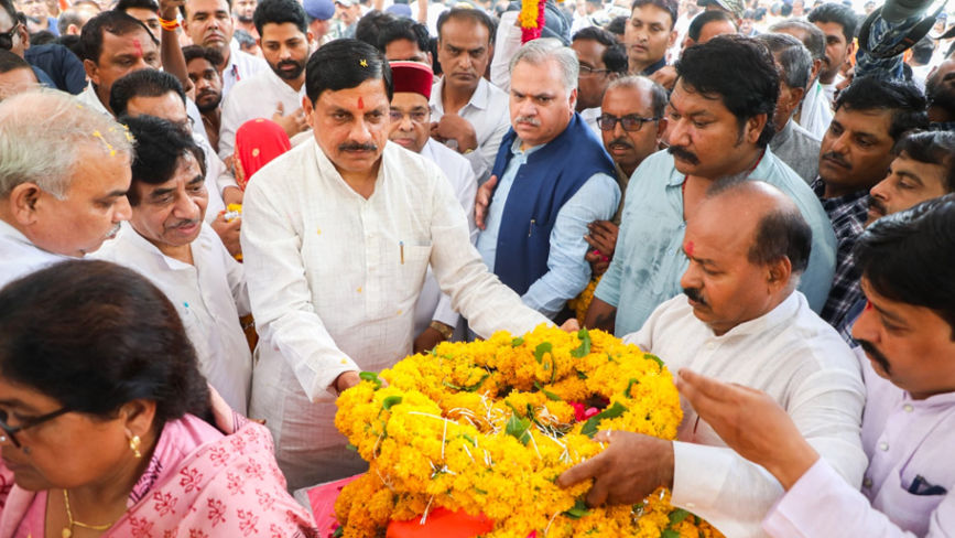 CM Mohan Yadav reached Ujjain on the death of former Union Minister Satyanarayan Jatiya's wife.