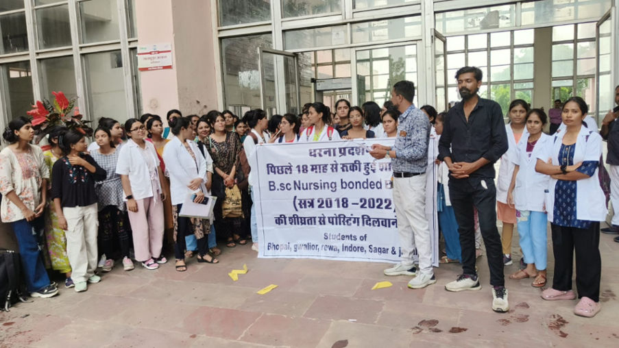 Nursing students demonstrated with their demands.