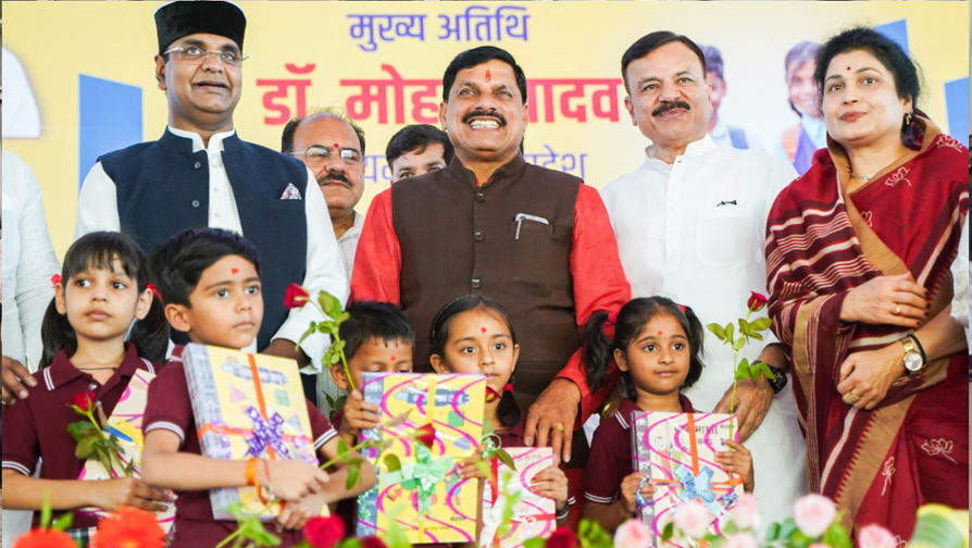 During the school campaign in Bhopal, the CM welcomed the children by applying tilak.