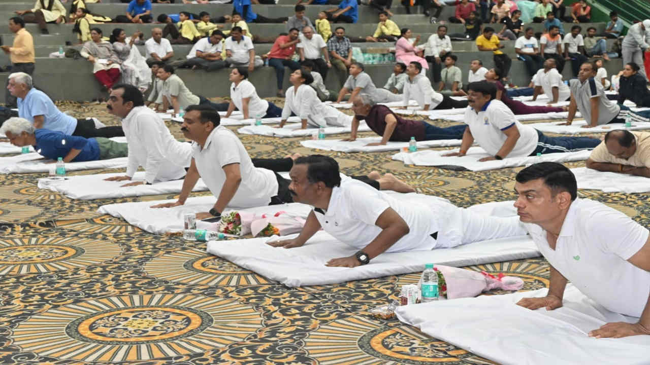 From public representatives to common people and school students also participated enthusiastically in the yoga practice organized at Nital Sports Complex in Jabalpur.