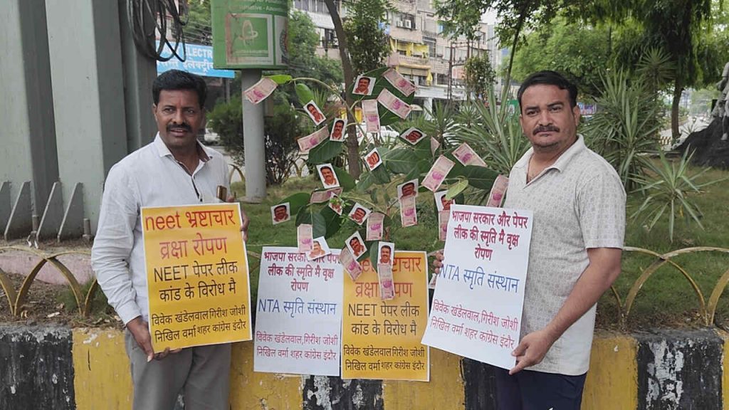 Congress leaders held a unique demonstration in Indore against the NEET scandal.