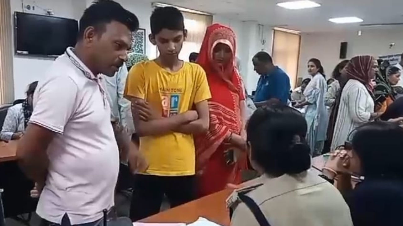 A school student was brutally assaulted in Gwalior. After which the family members lodged a complaint in the police station.