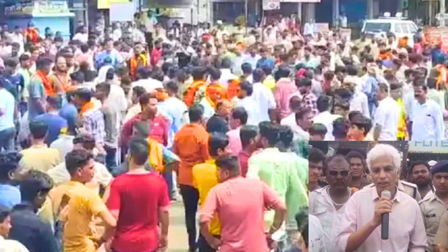 Angry people protesting on the road after the remains were found in Mohla village of Katangi and Collector talking to the people.