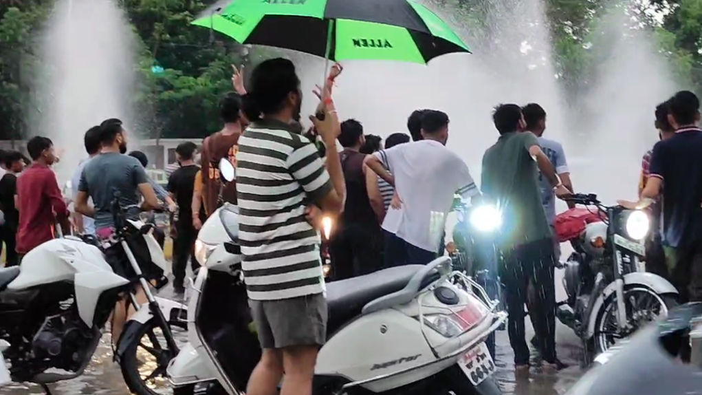 In Indore, some youths started speeding up their vehicles and blowing water from tires on the pedestrians walking on the road.