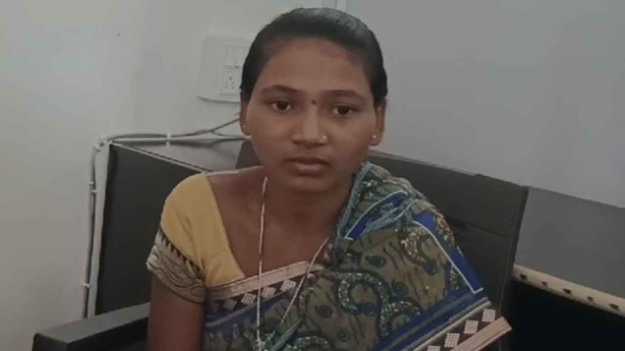 Chhattisgarh: कवर्धा में 13 लाख की इनामी महिला नक्सली पुलिस अधीक्षक के कार्यालय पहुंची, किया सरेंडर