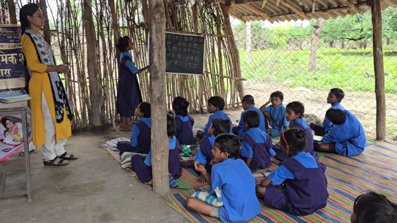 Chhattisgarh: सुकमा में कहीं पेड़ के नीचे तो कहीं झोपड़ी में पढ़ रहे बच्चे, 5 सालों में नहीं बना पाया विभाग का स्कूल भवन