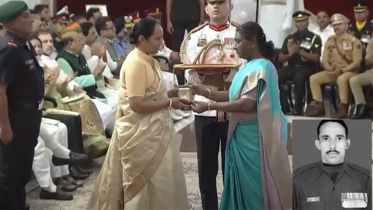 Rekha Tomar, wife of martyr Havildar Vivek Singh Tomar, was awarded the Shaurya Chakra.