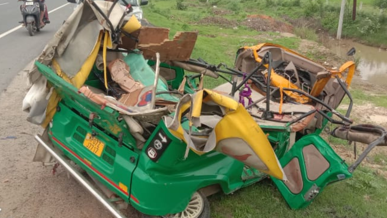 A truck coming at high speed hit the auto. Due to which the people sitting in the auto died.