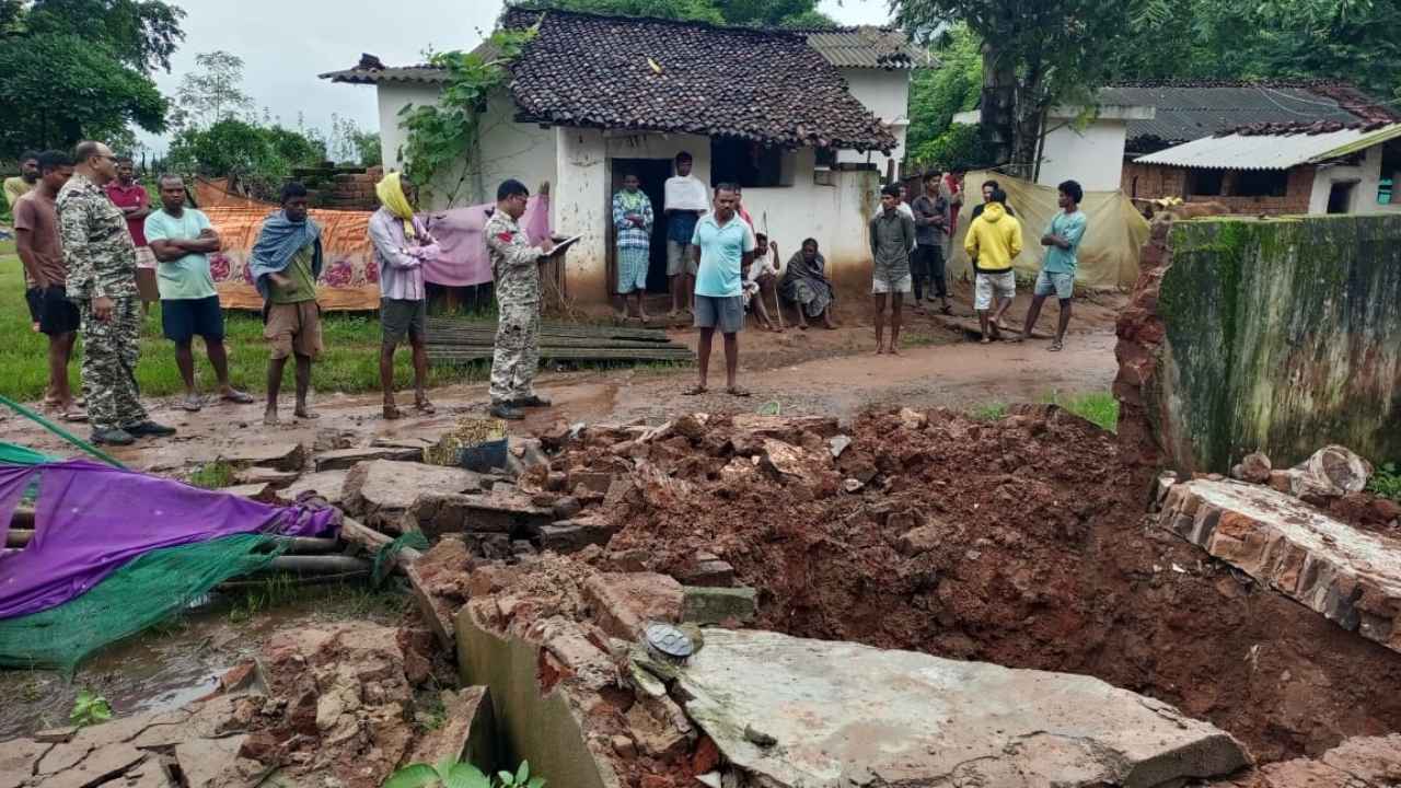 Chhattisgarh: कोण्डागांव में बारिश का कहर, टॉयलेट की छत गिरने से 10 साल के बच्चे की हुई मौत