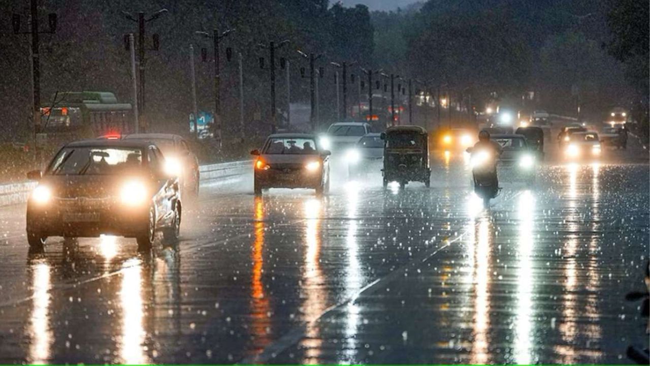 Weather Update: दिल्ली-NCR में छाया अंधेरा, झमाझम बारिश से लोगों को मिली राहत, जानें मौसम का हाल