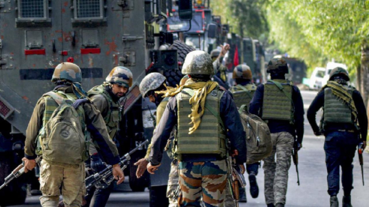 Jammu-Kashmir: कुपवाड़ा में सेना और आतंकियों के बीच मुठभेड़, एक जवान शहीद, हमले में एक आतंकी भी ढेर
