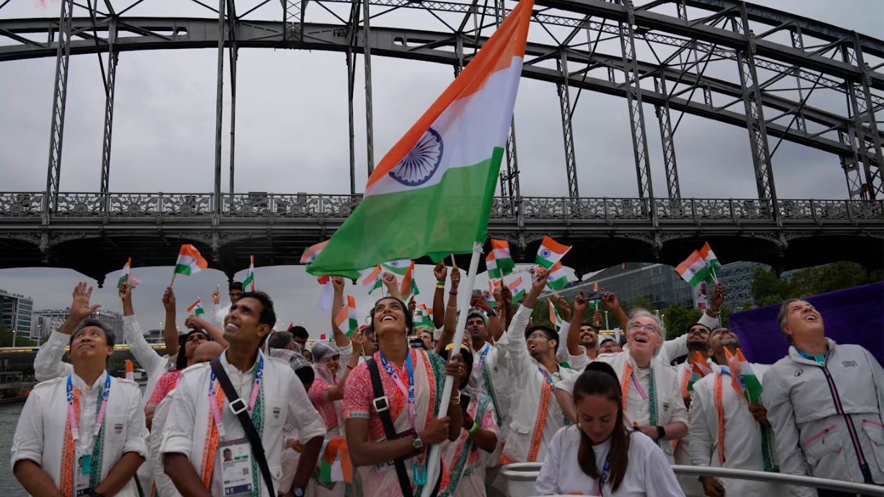 पेरिस में Olympics 2024 का भव्य आगाज, सीन नदी पर लहराया भारतीय तिरंगा, पीवी सिंधु-शरत कमल बने ध्वजवाहक