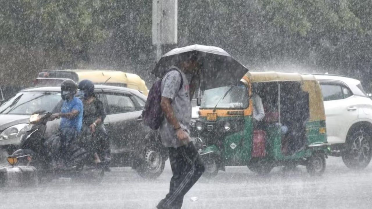 Delhi Weather: दिल्ली-एनसीआर में सुबह की बारिश से बदला मौसम का मिजाज, लोगों को मिली उमस से राहत