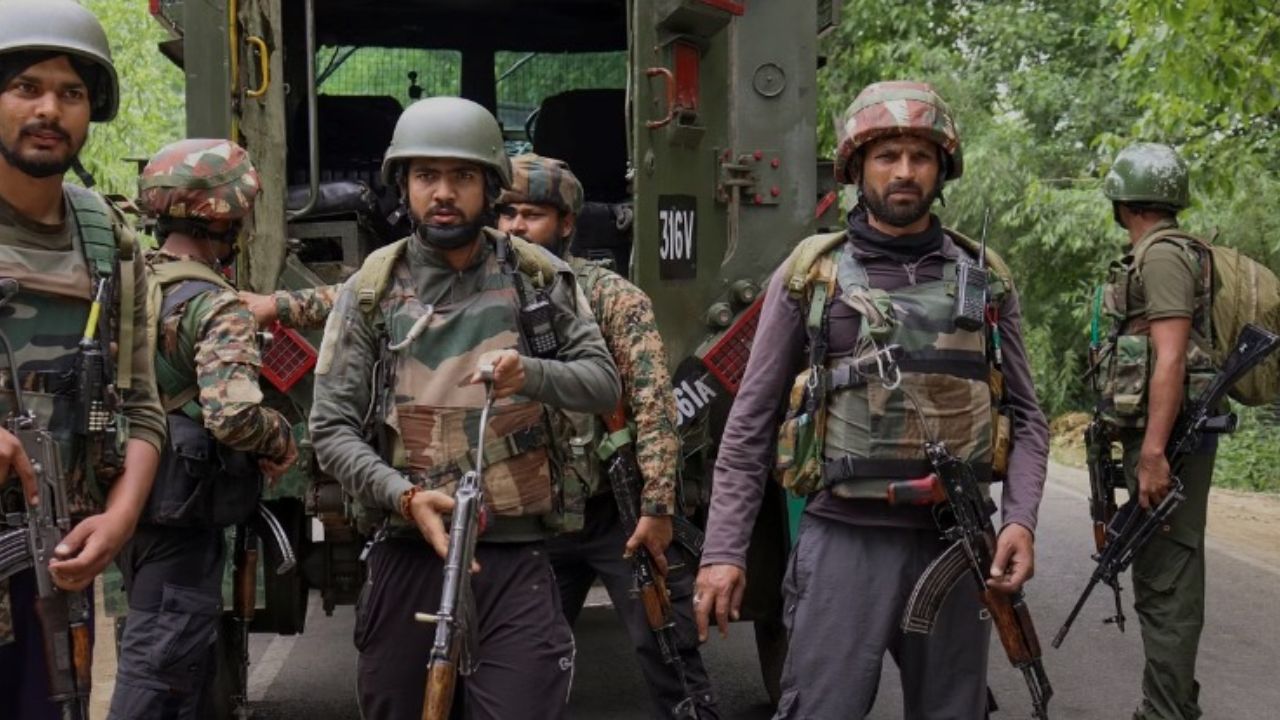 Jammu kashmir Encounter: कुपवाड़ा में आतंकियों के साथ सुरक्षाबलों की मुठभेड़, ताबड़तोड़ गोलीबारी जारी