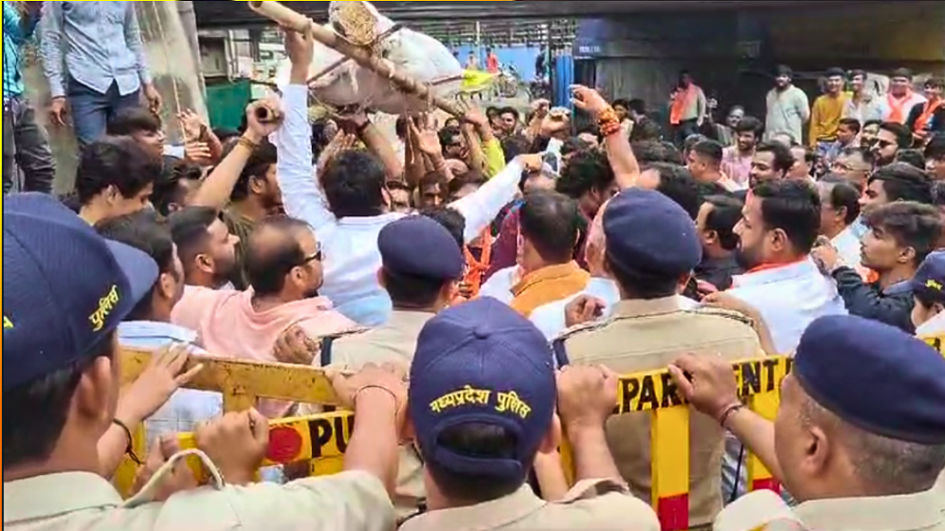 Hindu Jagran Manch workers buried the effigy of Rahul Gandhi