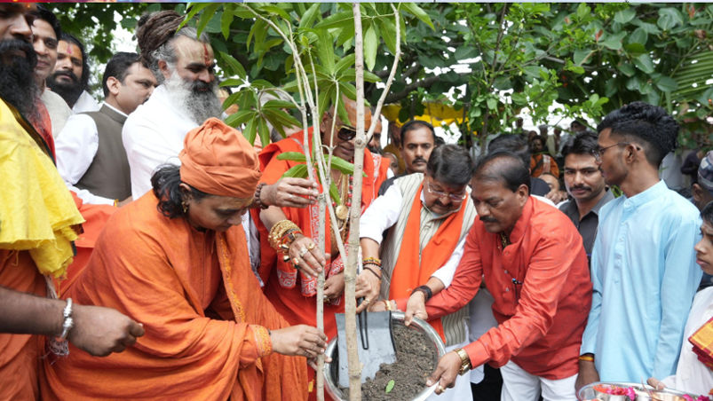 Kailash Vijay Vargiya inaugurating the 'Ek Ped Maa Ke Naam' campaign with his loved ones on the sacred Pitra Parvat in Indore.