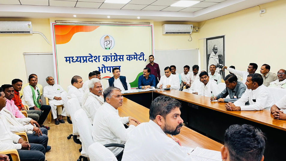 A meeting was organized in the state Congress office.