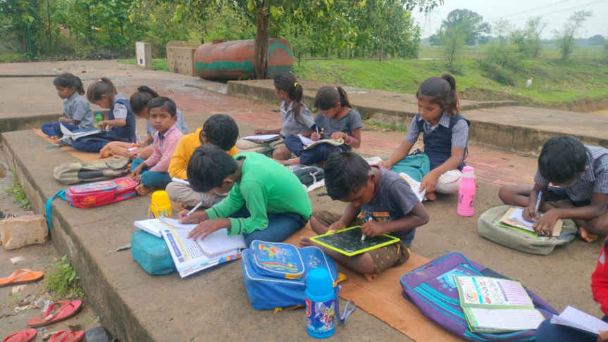 In Misira Primary School, Naigarhi area of ​​Mauganj district, children are forced to study in the open.