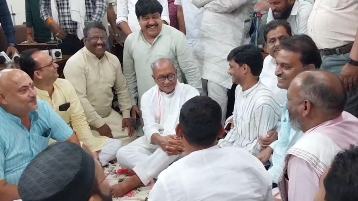 Congress Rajya Sabha MP and former Chief Minister Digvijay Singh, who reached Jabalpur, reached the Municipal Corporation and listened to the councillors.