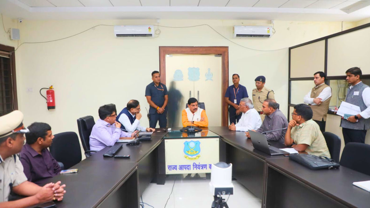 CM Mohan Yadav doing surprise inspection of the control room.